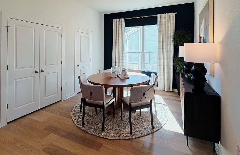 Dining room with round table and four chairs in Fika community.
